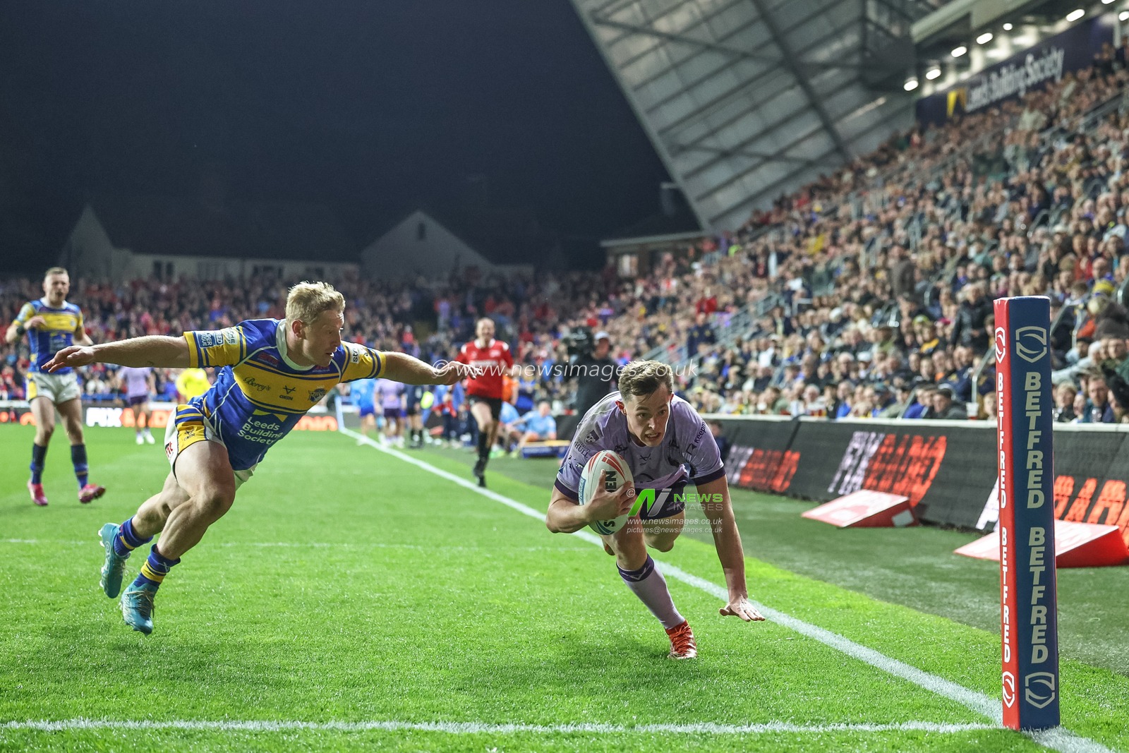 Jack Broadbent of Hull KR goes over for a try during the Betfred Super League round 9 match Leeds Rhinos vs Hull KR at Headingley Stadium, Leeds, United Kingdom, 25th April 2025

(Photo by Mark Cosgrove/News Images)