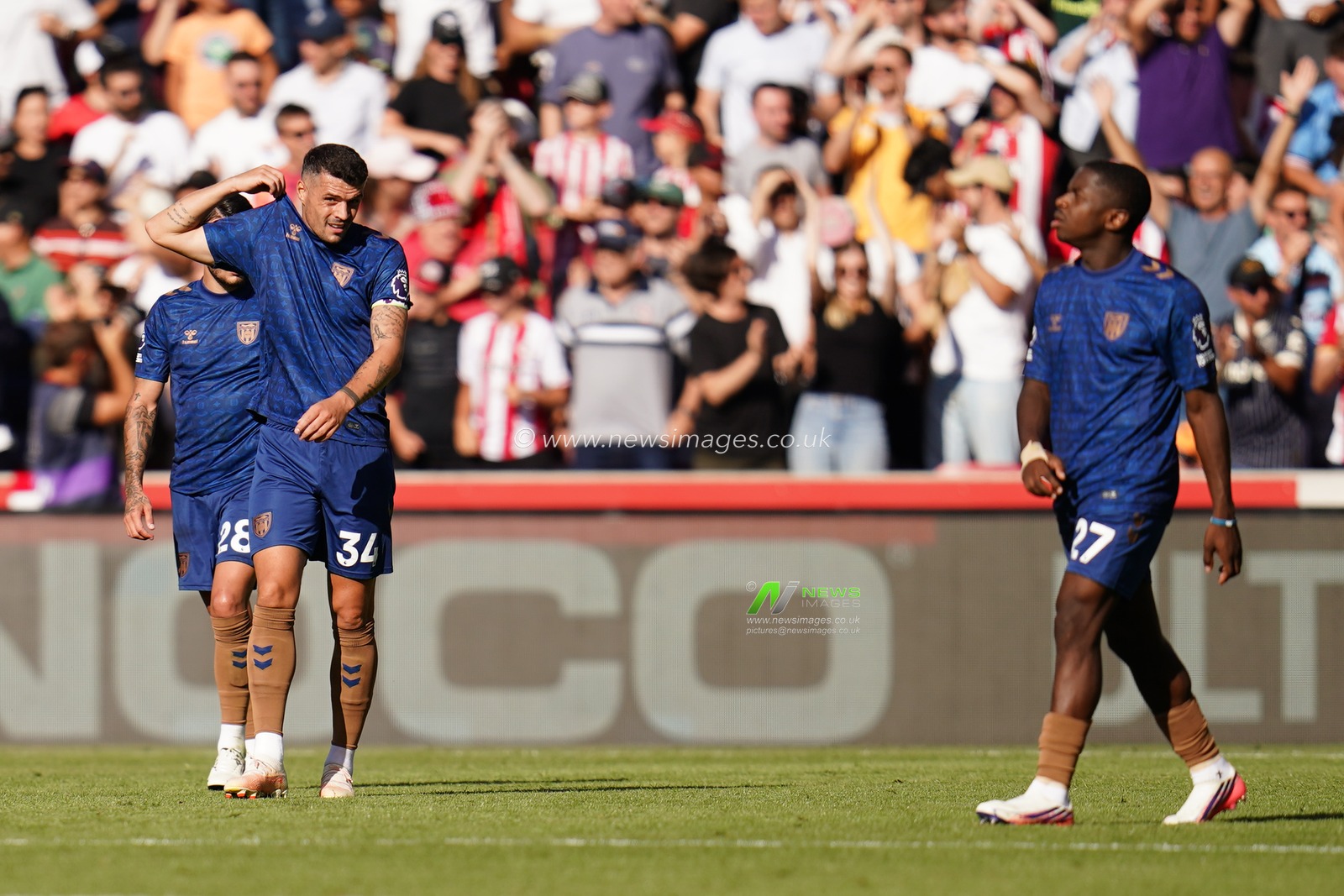 Sunderland players look on as Brentford take 1-0 lead during the Premier League match Brentford vs Sunderland at GTECH Community Stadium, London, United Kingdom on 05 September 2026

(Photo by Harvey Murphy/News Images)