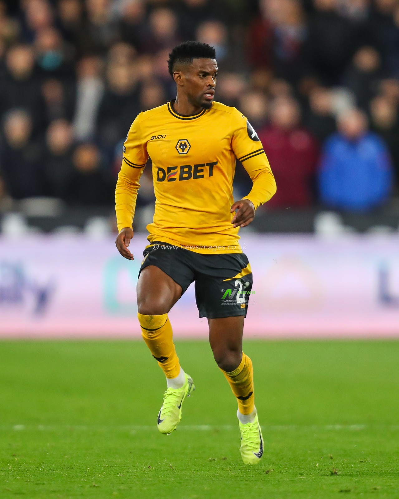 NÃ©lson Semedo of Wolverhampton Wanderers during the Premier League match West Ham United vs Wolverhampton Wanderers at London Stadium, London, United Kingdom, 9th December 2024

(Photo by Izzy Poles/News Images)