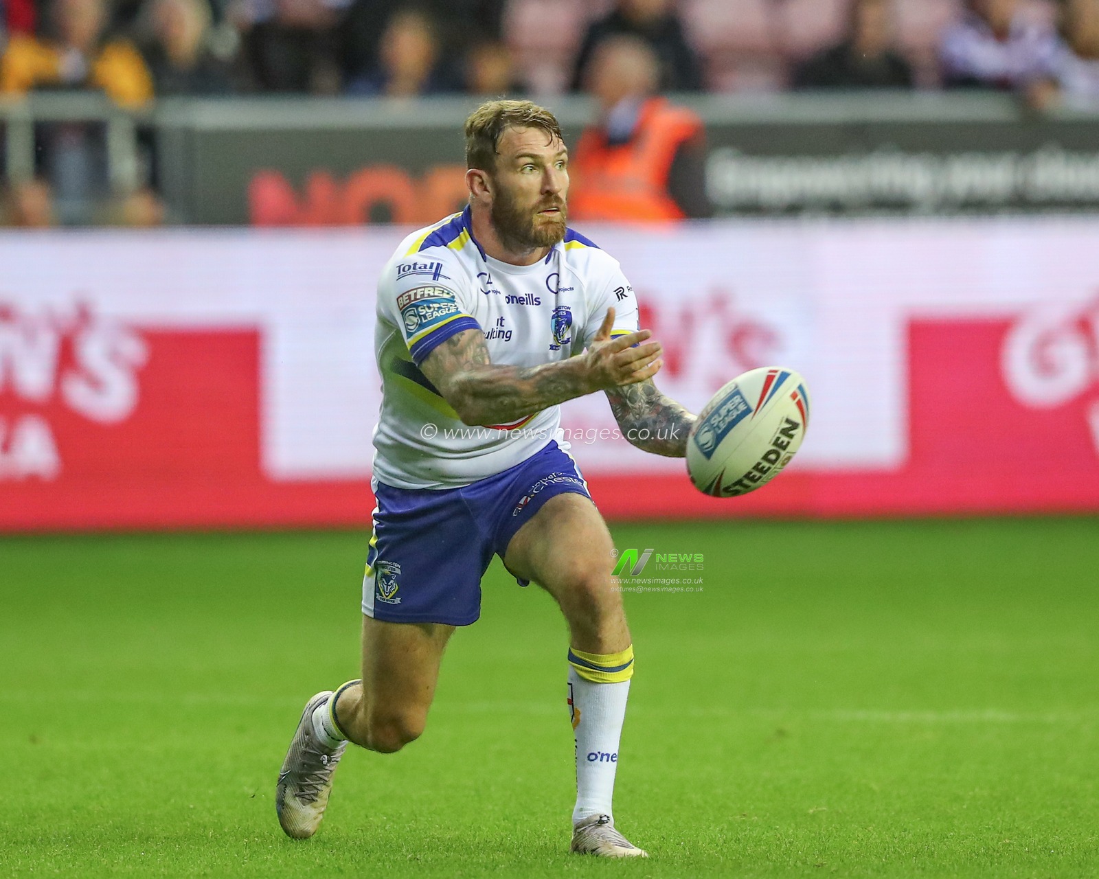 Daryl Clark #9 of Warrington Wolves passes the ball during the Betfred Super League match Round 19 Wigan Warriors vs Warrington Wolves at DW Stadium, Wigan, United Kingdom, 14th July 2023

(Photo by Gareth Evans/News Images)
