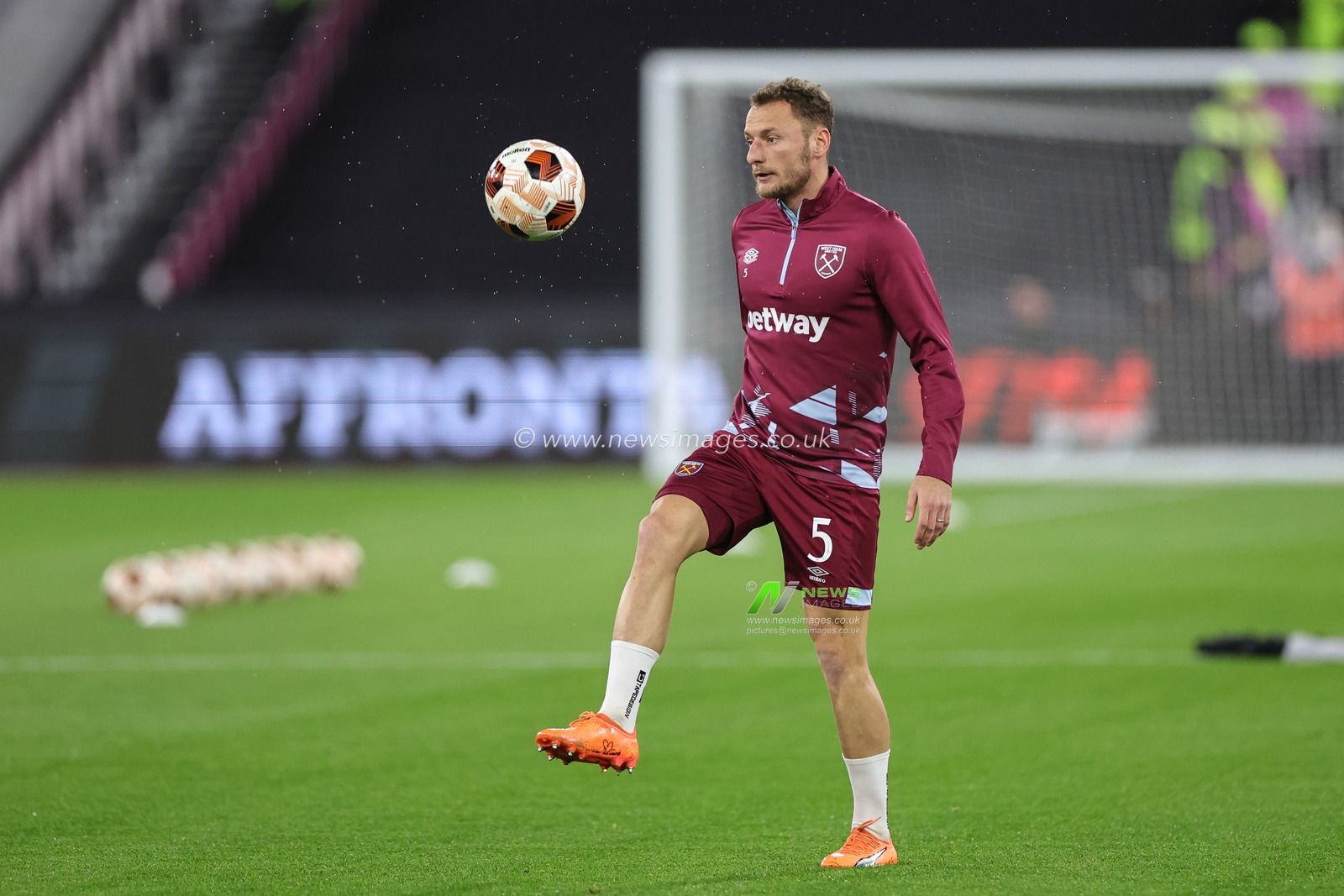 VladimÃ­r Coufal #5 of West Ham United in the pregame warmup session during the UEFA Europa League match West Ham United vs Olympiakos FC at London Stadium, London, United Kingdom, 9th November 2023

(Photo by Mark Cosgrove/News Images)