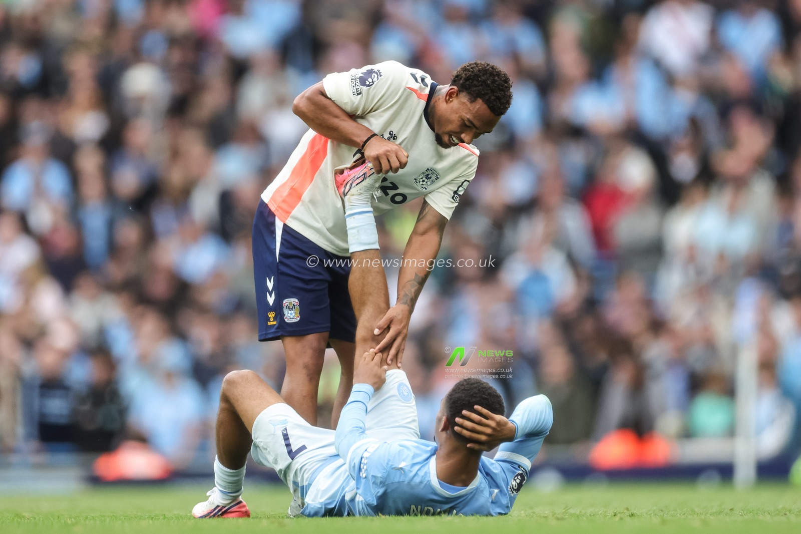 Milan van Ewijk of Coventry City helps Iliman Ndiaye of Manchester City  with his leg cramp during the Premier League match Manchester City vs Coventry City at Etihad Stadium, Manchester, United Kingdom on 05 September 2026

(Photo by Mark Cosgrove/News Images)