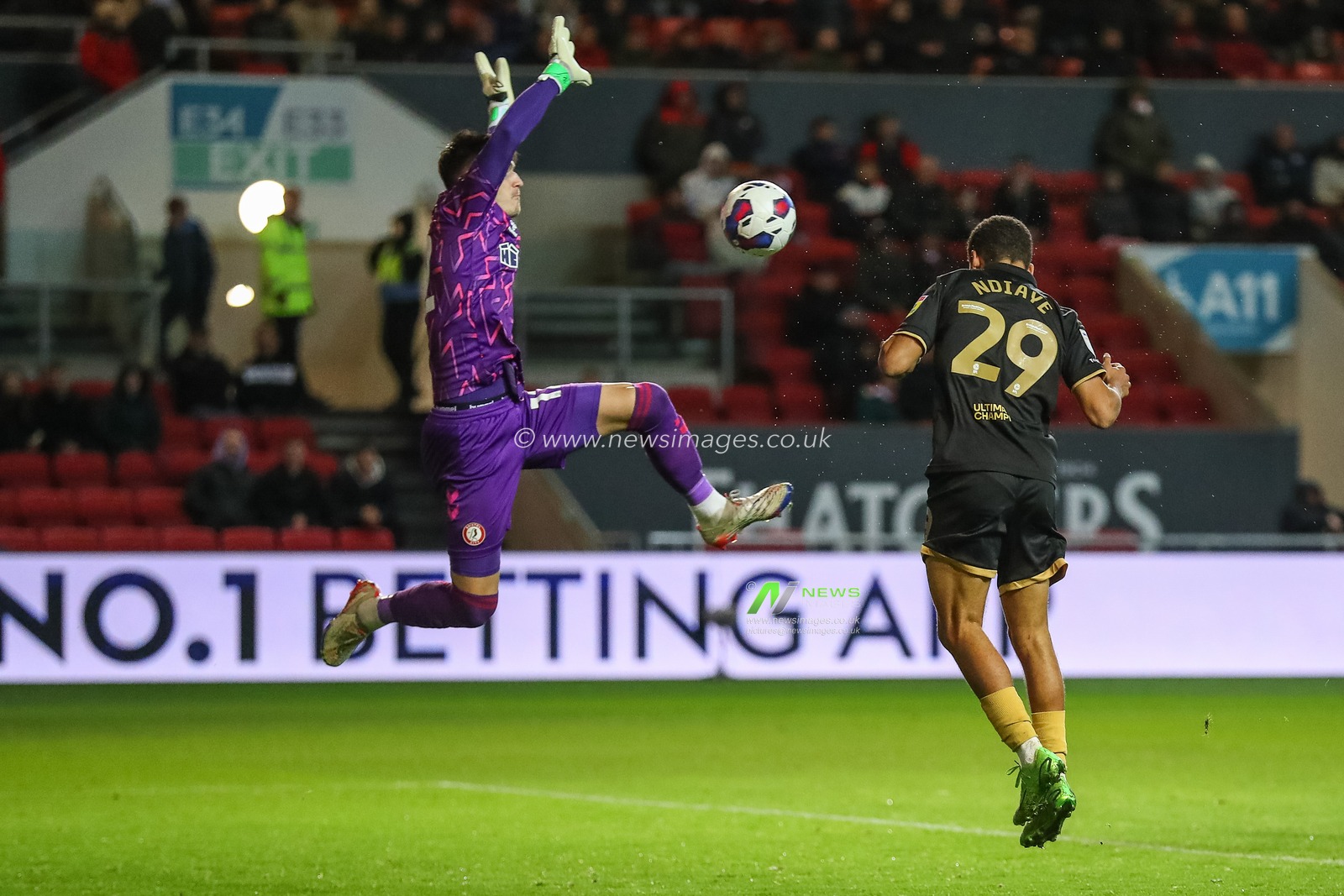 Iliman Ndiaye #29 of Sheffield United scores a goal to make it 0-1 during the Sky Bet Championship match Bristol City vs Sheffield United at Ashton Gate, Bristol, United Kingdom, 1st November 2022

(Photo by Gareth Evans/News Images)