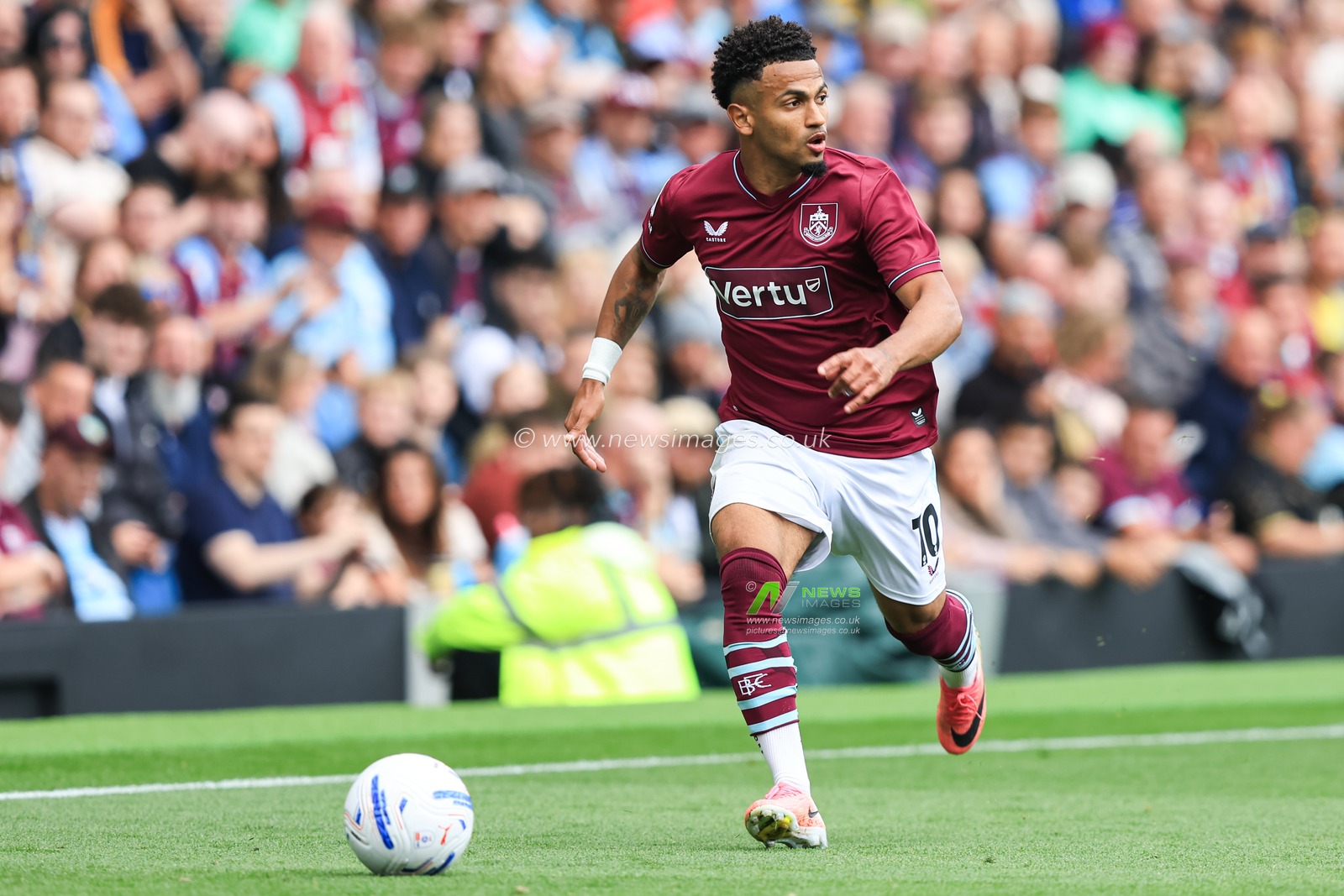 Marcus Edwards of Burnley with ball at his feet during the Sky Bet Championship match Burnley vs West Ham United at Turf Moor, Burnley, United Kingdom on 16 August 2026

(Photo by Jorge Horsted/News Images)