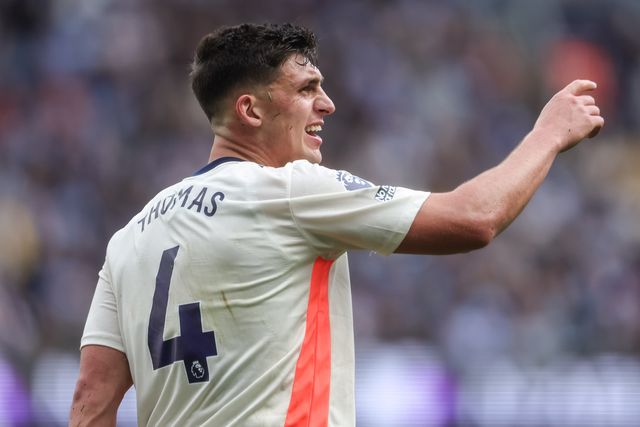 Bobby Thomas of Coventry City gives his team instructions during the Premier League match Manchester City vs Coventry City at Etihad Stadium, Manchester, United Kingdom on 05 September 2026

(Photo by Mark Cosgrove/News Images)