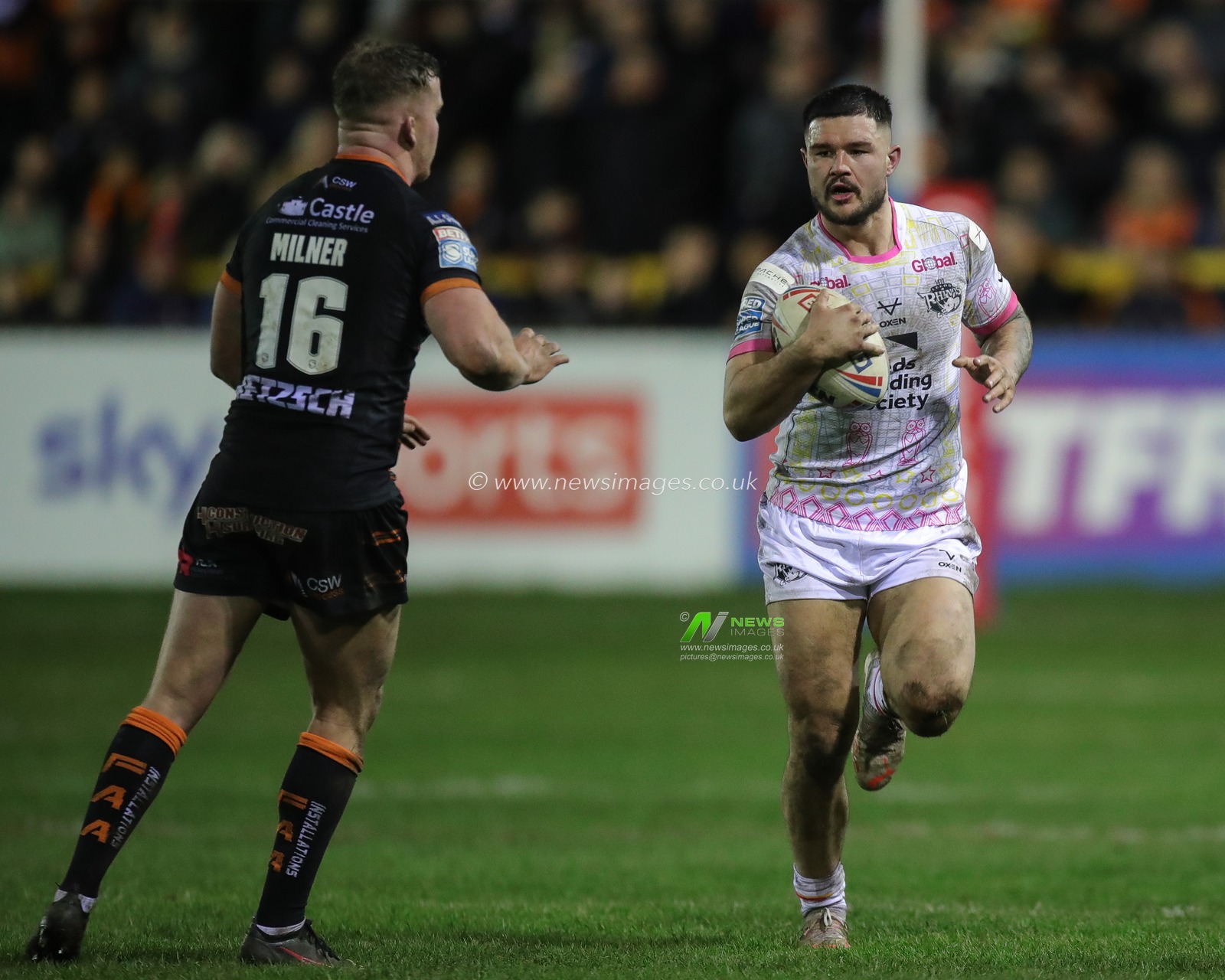 James Bentley #11 of Leeds Rhinos runs with the ball during the Betfred Super League Round 5 match Castleford Tigers vs Leeds Rhinos at The Mend-A-Hose Jungle, Castleford, United Kingdom, 16th March 2023

(Photo by James Heaton/News Images)