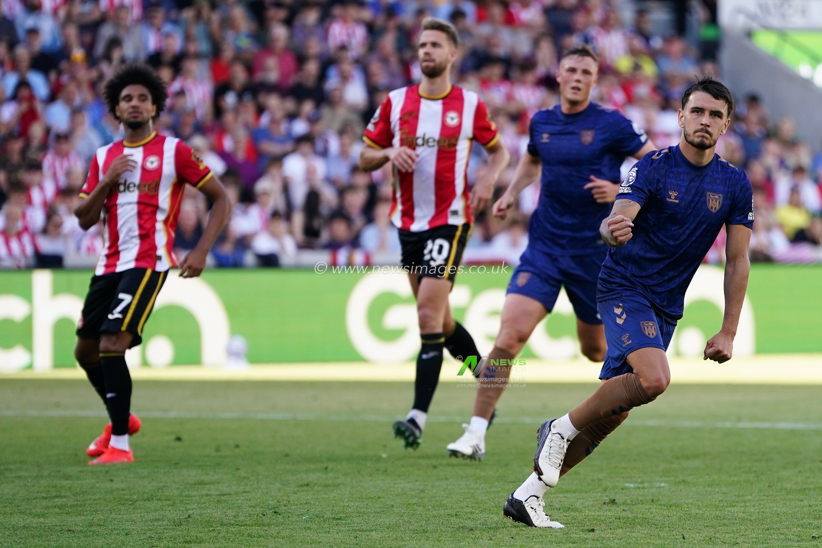 Enzo Le Fée of Sunderland celebrates his goal during the Premier League match Brentford vs Sunderland at GTECH Community Stadium, London, United Kingdom on 05 September 2026

(Photo by Harvey Murphy/News Images)