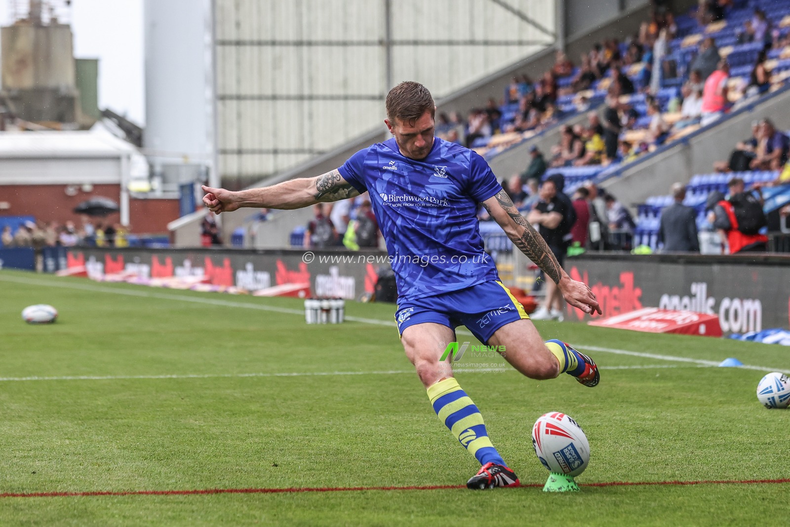 Marc Sneyd of Warrington Wolves during pre-game warm up during the Betfred Super League round 15 match Warrington Wolves vs Huddersfield Giants at Halliwell Jones Stadium, Warrington, United Kingdom, 21st June 2025

(Photo by Alfie Cosgrove/News Images)