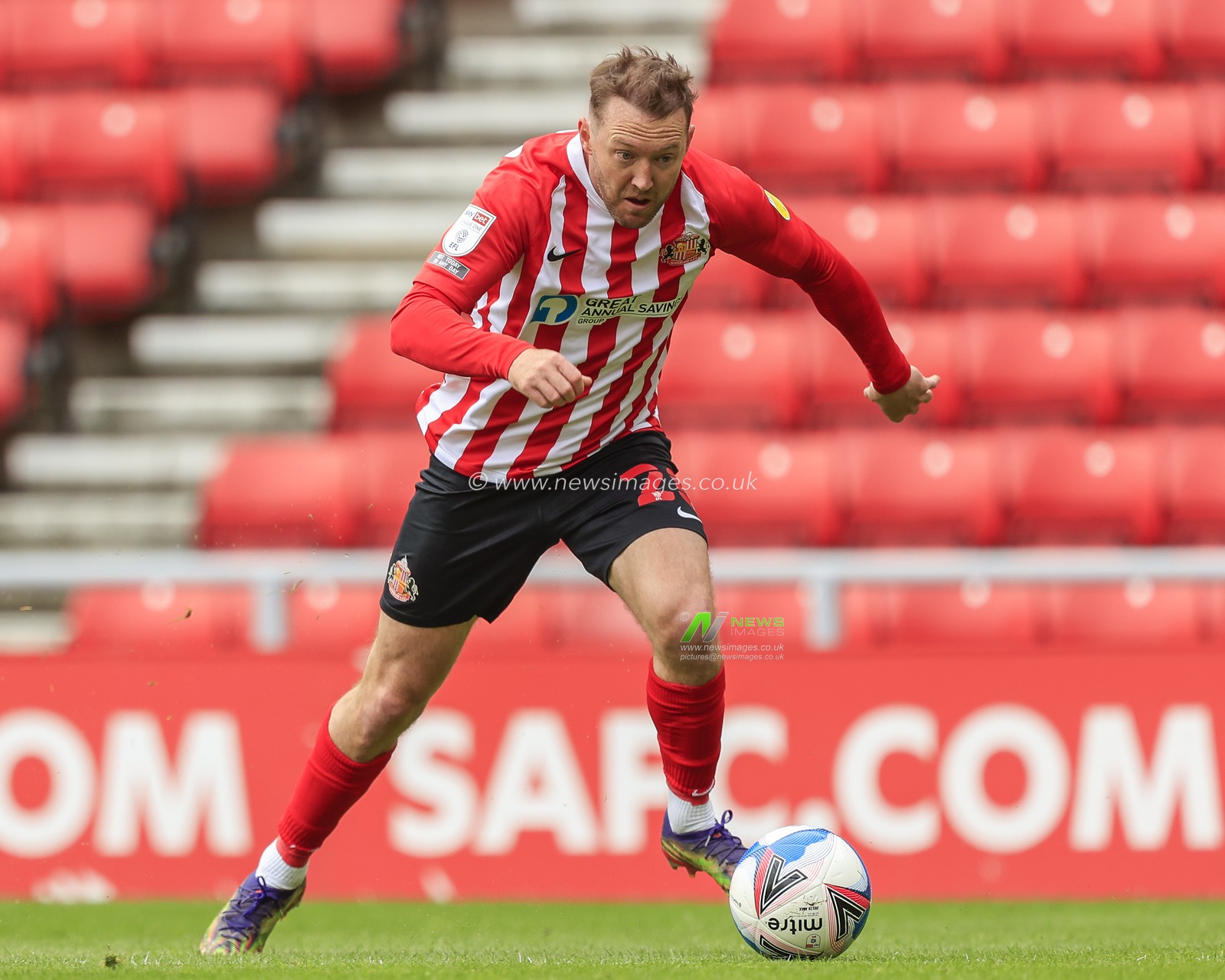 Aiden McGeady #28 of Sunderland in possession of the ball