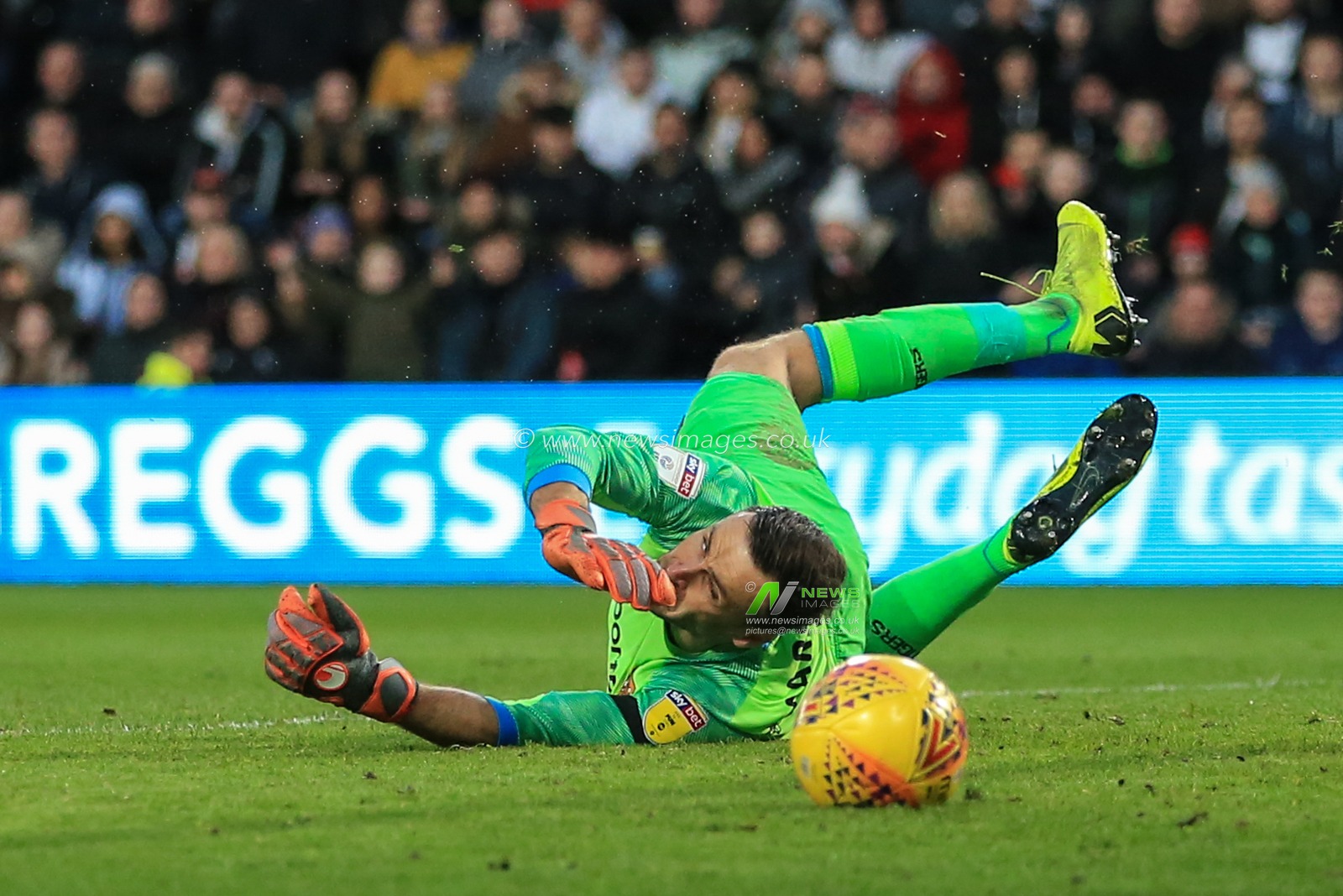 9th February 2019, Pride Park, Derby, England; Sky Bet Championship, Derby County vs Hull City ; David Marshall (01) of Hull City makes a fingertip save 


Credit: Mark Cosgrove/News Images 

English Football League images are subject to DataCo Licence