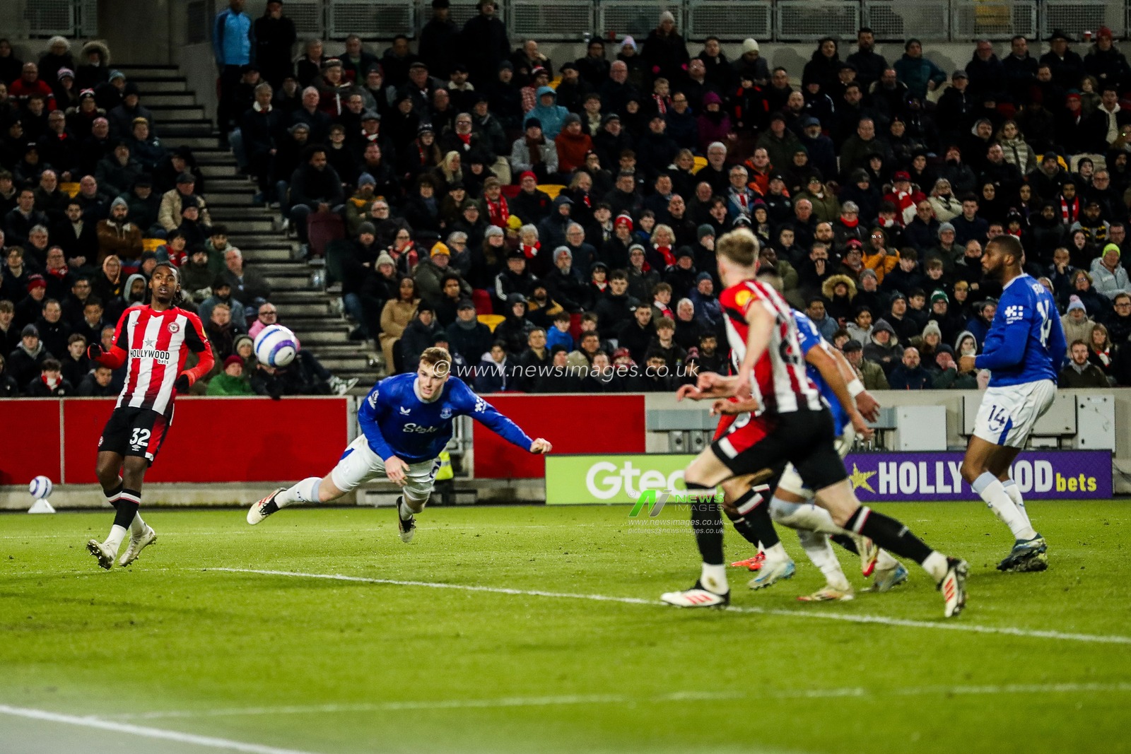 Jake Oâ€™Brien of Everton scores to make it 1-1 during the Premier League match Brentford vs Everton at The Gtech Community Stadium, London, United Kingdom, 26th February 2025

(Photo by Izzy Poles/News Images)