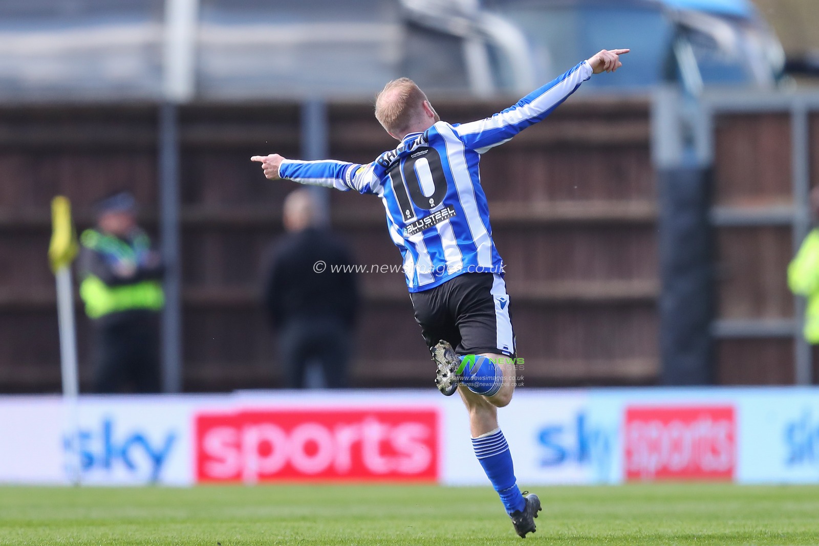 Barry Bannan #10 of Sheffield Wednesday celebrates his goal to make it 0-1 during the Sky Bet League 1 match Oxford United vs Sheffield Wednesday at Kassam Stadium, Oxford, United Kingdom, 7th April 2023

(Photo by Gareth Evans/News Images)
