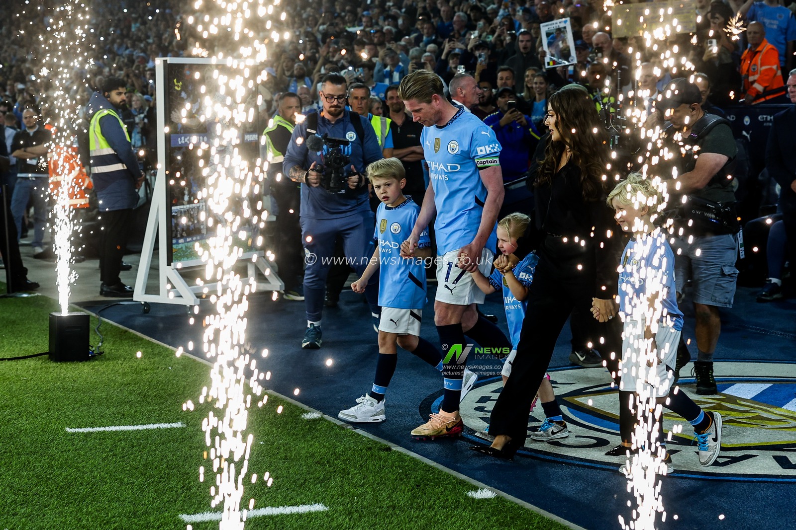 Kevin De Bruyne of Manchester City walks out in a guard of honour with his family following the Premier League match Manchester City vs Bournemouth at Etihad Stadium, Manchester, United Kingdom, 20th May 2025

(Photo by Mark Cosgrove/News Images)