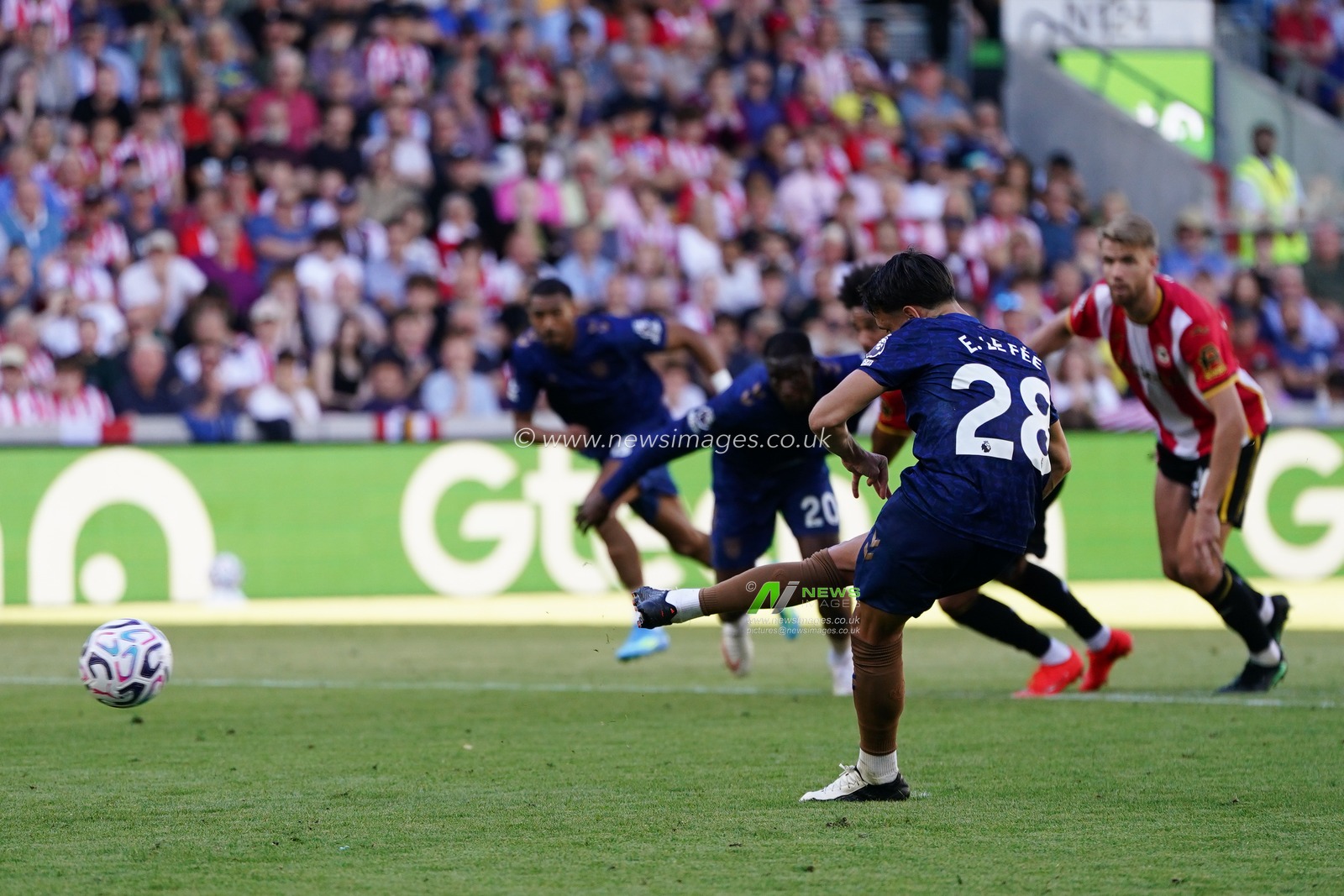Enzo Le Fée of Sunderland scores from a penalty to make it 1-1 during the Premier League match Brentford vs Sunderland at GTECH Community Stadium, London, United Kingdom on 05 September 2026

(Photo by Harvey Murphy/News Images)