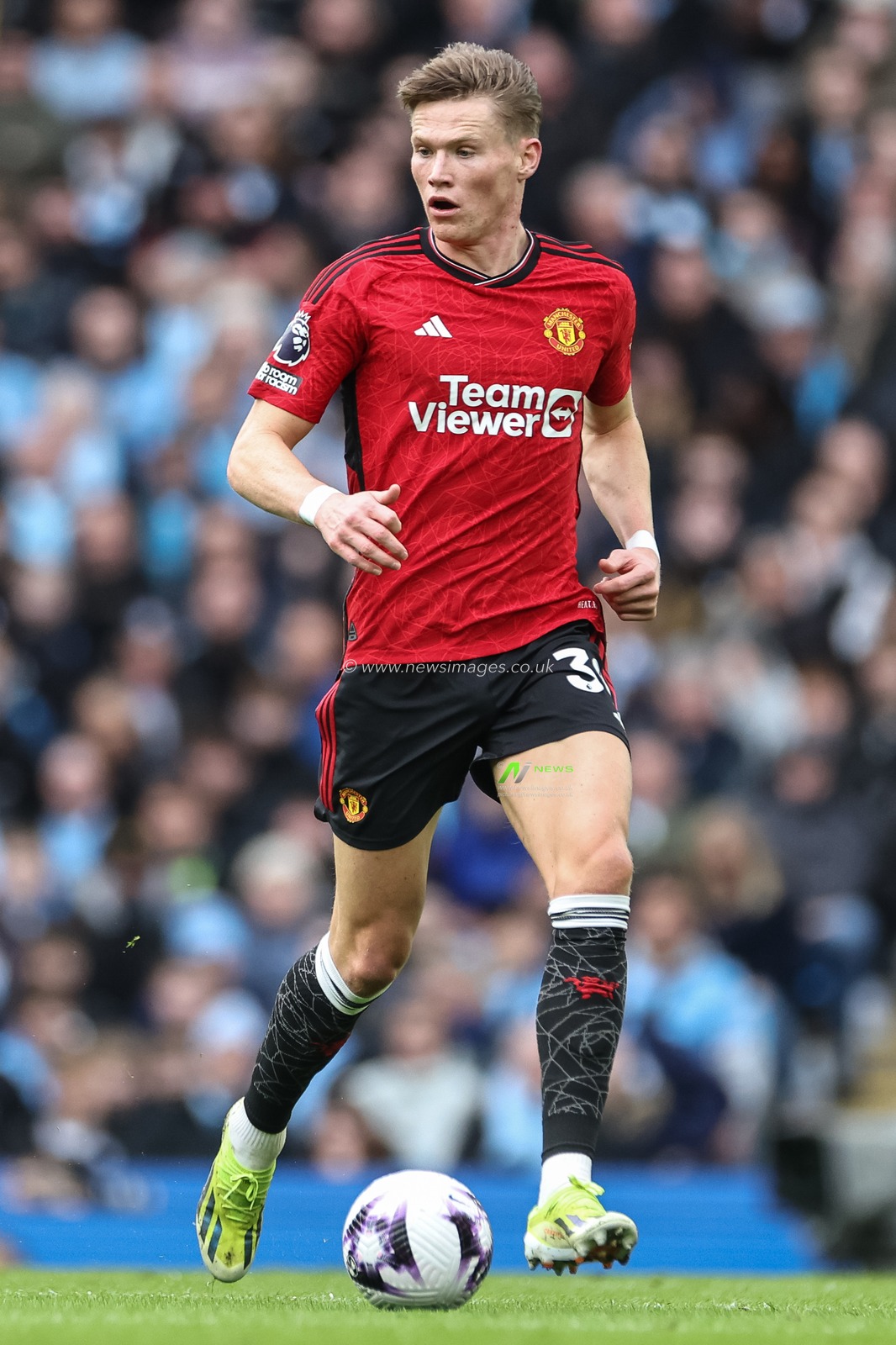 Scott McTominay of Manchester United with the ball during the Premier League match Manchester City vs Manchester United at Etihad Stadium, Manchester, United Kingdom, 3rd March 2024

(Photo by Mark Cosgrove/News Images)