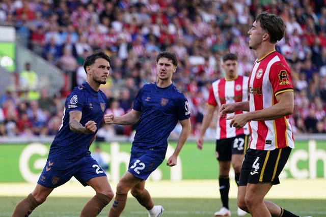 Enzo Le Fée of Sunderland scores to make it 1-1 during the Premier League match Brentford vs Sunderland at GTECH Community Stadium, London, United Kingdom on 05 September 2026

(Photo by Harvey Murphy/News Images)