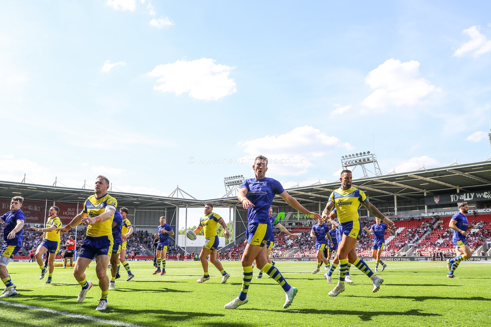 Warrington Wolves players during the pre-game warm up ahead of the Betfred Challenge Cup Semi-final match Warrington Wolves vs Leigh Leopards at Totally Wicked Stadium, St Helens, United Kingdom, 11th May 2025

(Photo by Gareth Evans/News Images)