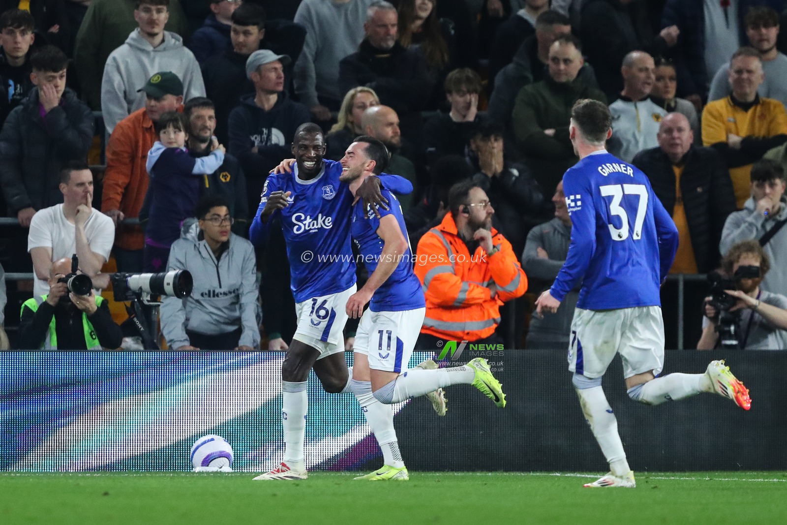Jack Harrison of Everton celebrates his goal to make it 0-1 during the Premier League match Wolverhampton Wanderers vs Everton at Molineux, Wolverhampton, United Kingdom, 8th March 2025

(Photo by Gareth Evans/News Images)