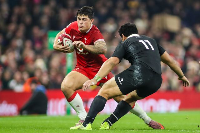 Louis Rees-Zammit of Wales takes on Caleb Clarke of New Zealand during the Quilter Nations Series 2025 match Wales vs New Zealand at Principality Stadium, Cardiff, United Kingdom, 22nd November 2025

(Photo by Andrew Lewis/News Images)

*** GER AUT SUI OUT ***