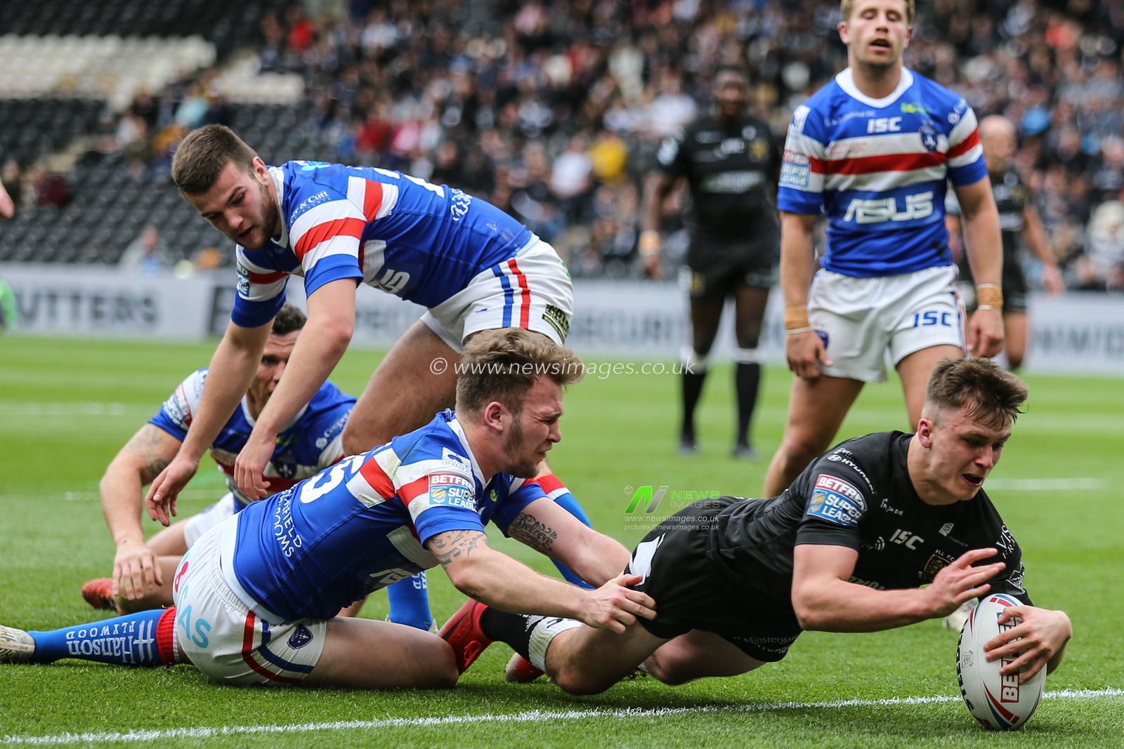 28th April 2019 , KCOM Stadium, Hull, England; Betfred Super League, Round 13, Hull FC vs Wakefield Trinity ; Connor Wynne (36) of Hull FC scores his try


Credit: David Greaves/News Images