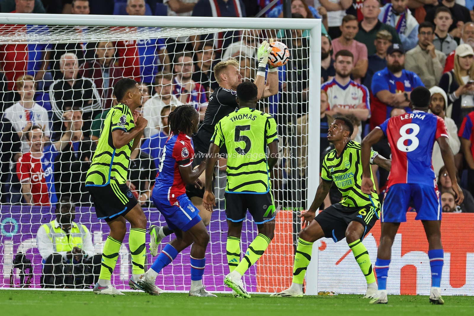 Aaron Ramsdale #1 of Arsenal claims the cross during the Premier League match Crystal Palace vs Arsenal at Selhurst Park, London, United Kingdom, 21st August 2023

(Photo by Mark Cosgrove/News Images)