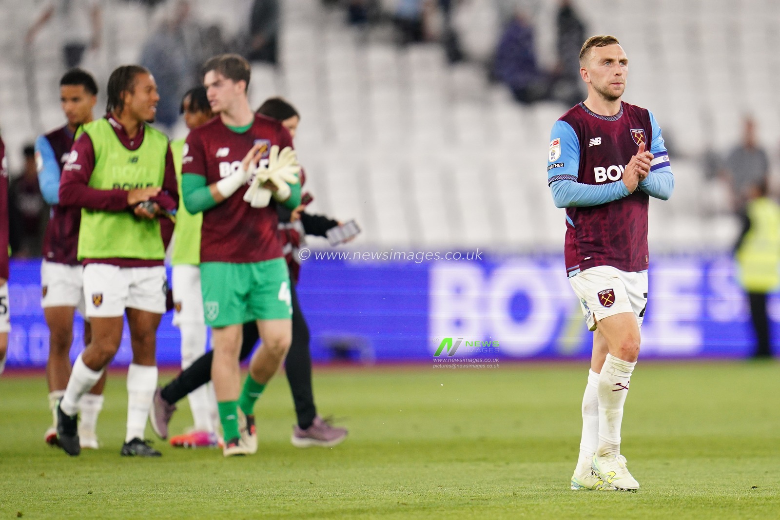 Jarrod Bowen of West Ham United applauds home support at full time during the Sky Bet Championship match West Ham United vs Wolverhampton Wanderers at London Stadium, London, United Kingdom on 01 September 2026

(Photo by Harvey Murphy/News Images)