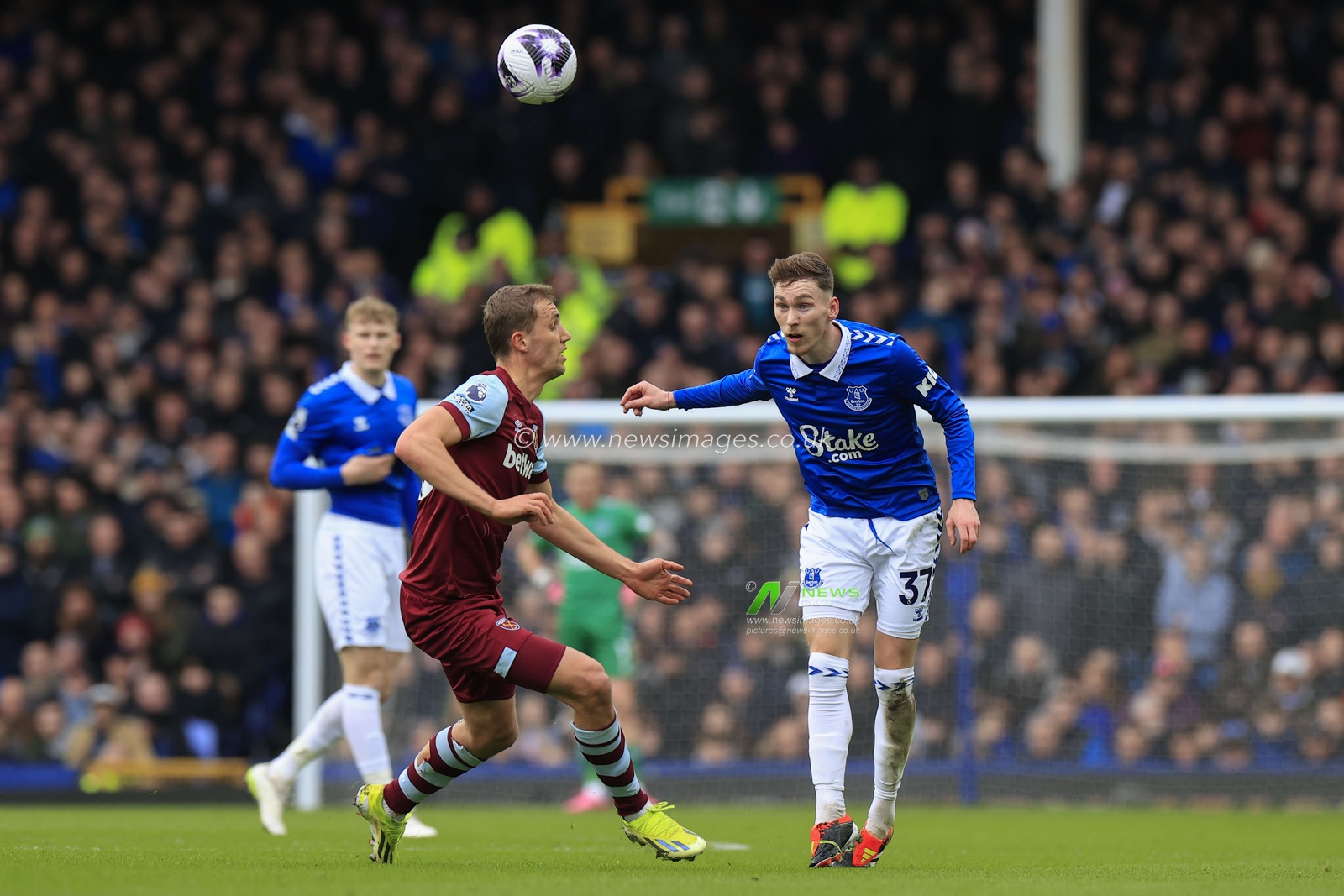 James Garner of Everton heads the ball forward during the Premier League match Everton vs West Ham United at Goodison Park, Liverpool, United Kingdom, 2nd March 2024

(Photo by Conor Molloy/News Images)