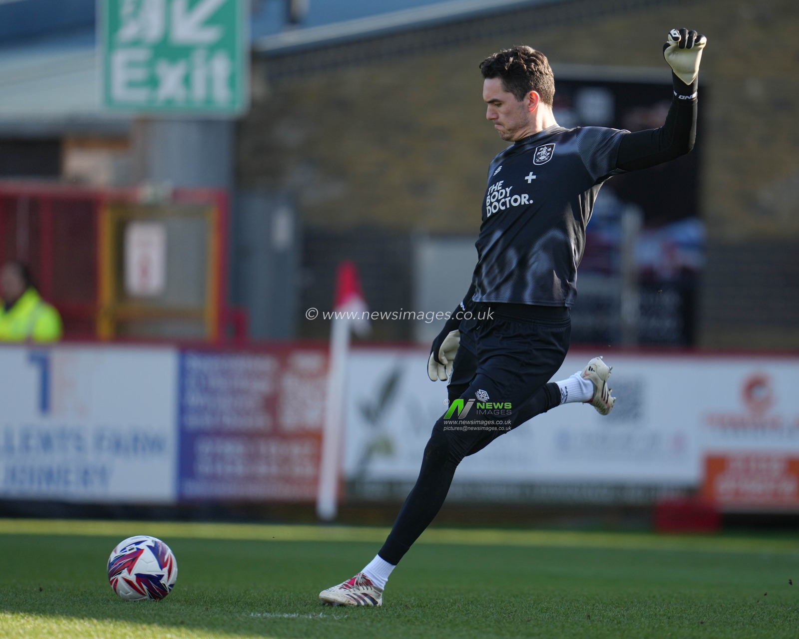Lee Nicholls of Huddersfield Town warming up ahead of the Sky Bet League 1 match Stevenage vs Huddersfield Town at Lamex Stadium, Stevenage, United Kingdom, 1st March 2025

(Photo by Harvey Murphy/News Images)