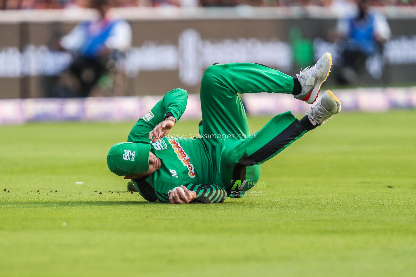Laurie Evans of Southern Brave catches Dawid Malan of Oval Invincibles during the The Hundred match Oval Invincibles vs Southern Brave at The Kia Oval, London, United Kingdom, 8th August 2024

(Photo by Izzy Poles/News Images)