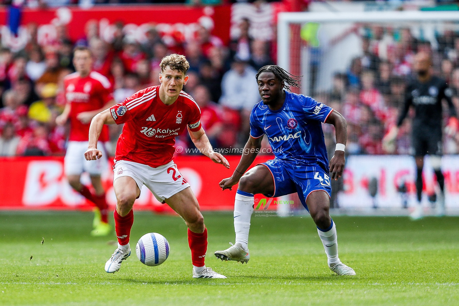 Ryan Yates of Nottingham Forest is put under pressure by Romeo Lavia of Chelsea during the Premier League match Nottingham Forest vs Chelsea at City Ground, Nottingham, United Kingdom, 25th May 2025

(Photo by Izzy Poles/News Images)