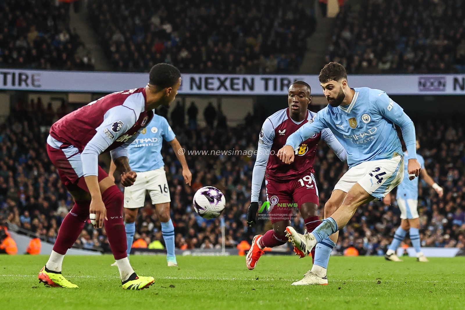 JoÅ¡ko Gvardiol of Manchester City shoots on goal during the Premier League match Manchester City vs Aston Villa at Etihad Stadium, Manchester, United Kingdom, 3rd April 2024

(Photo by Mark Cosgrove/News Images)