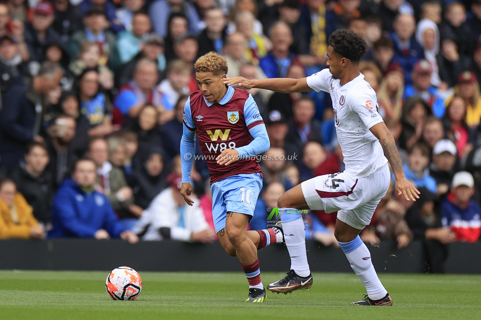 Manuel Benson #10 of Burnley tries to get past Boubacar Kamara #44 of Aston Villaduring the Premier League match Burnley vs Aston Villa at Turf Moor, Burnley, United Kingdom, 27th August 2023

(Photo by Conor Molloy/News Images)