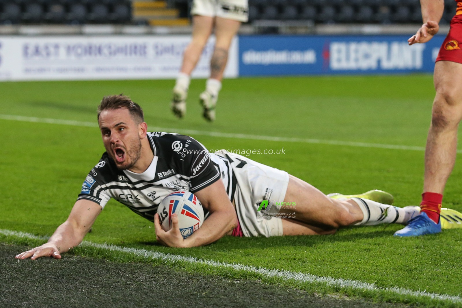Josh Reynolds (6) of Hull FC goes over for a try