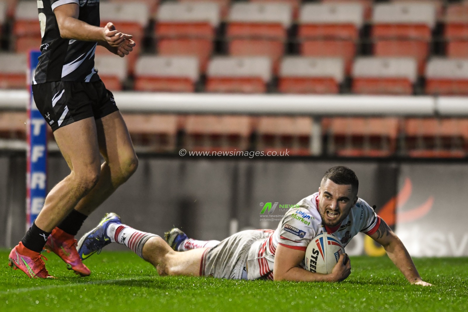 Caleb Aekins #1 of Leigh Centurions goes over for a try to make it 26-4
