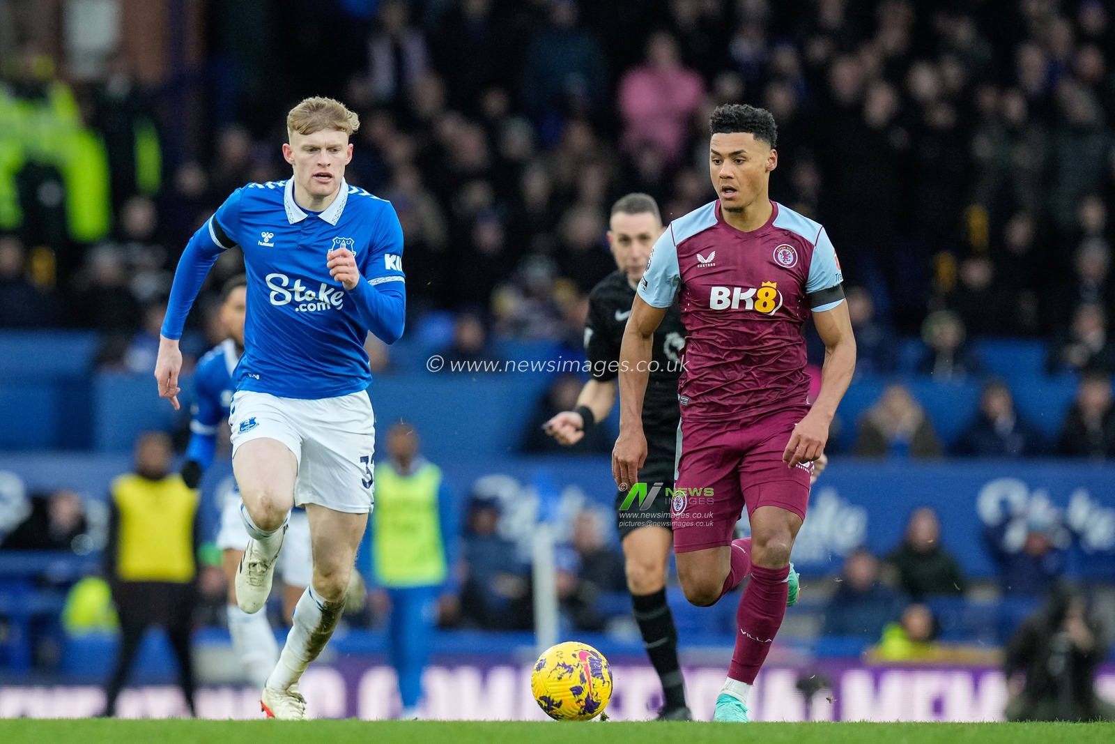 Ollie Watkins of Aston Villa breaks with the ball chased by Jarrad Branthwaite of Everton during the Premier League match Everton vs Aston Villa at Goodison Park, Liverpool, United Kingdom, 14th January 2024

(Photo by Steve Flynn/News Images)