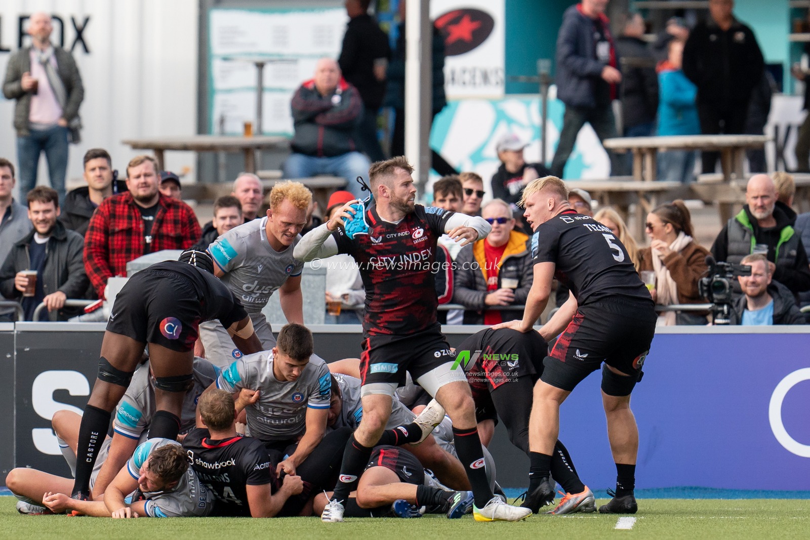 Elliot Daly #13 of Saracens is held by  Richard de Carpentier #8 of Bath Rugby and rips is skull cap and throws it away during the Gallagher Premiership match Saracens vs Bath Rugby at StoneX Stadium, London, United Kingdom, 15th October 2022

(Photo by Richard Washbrooke/News Images)
