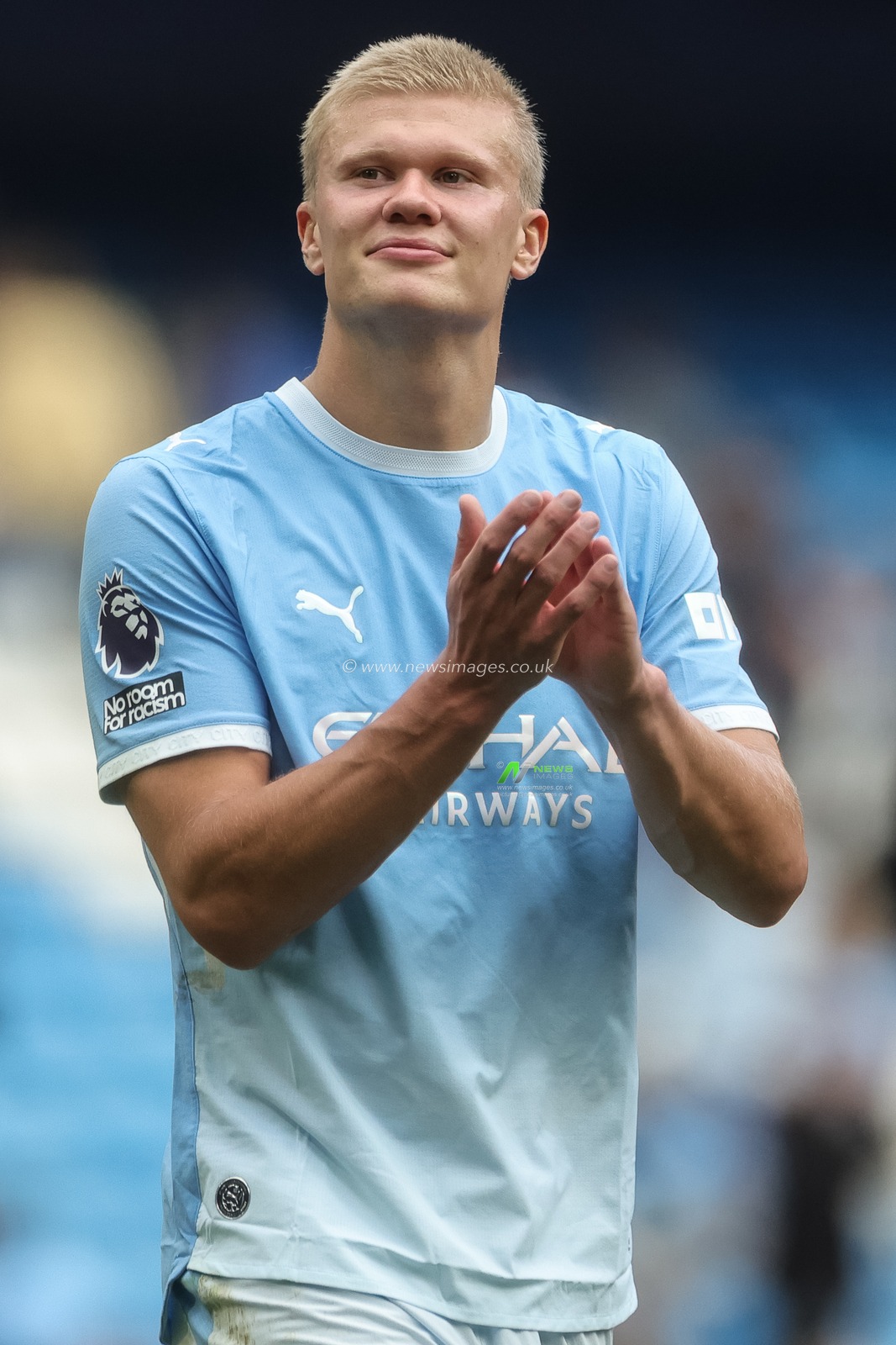 Erling Haaland of Manchester City applauds the fans during the Premier League match Manchester City vs Coventry City at Etihad Stadium, Manchester, United Kingdom on 05 September 2026

(Photo by Mark Cosgrove/News Images)