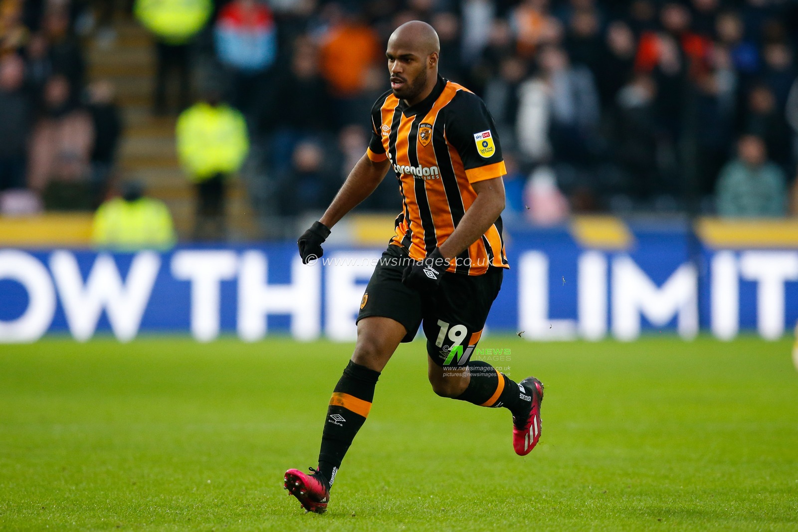 Ã“scar EstupiÃ±Ã¡n #19 of Hull City during the Sky Bet Championship match Hull City vs Queens Park Rangers at MKM Stadium, Hull, United Kingdom, 28th January 2023

(Photo by Ben Early/News Images)