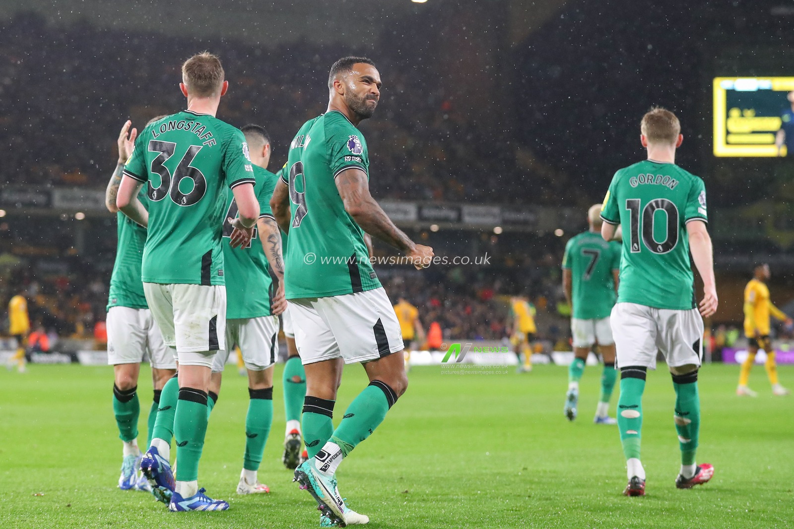 Callum Wilson #9 of Newcastle United celebrates his goal to make it 1-2 during the Premier League match Wolverhampton Wanderers vs Newcastle United at Molineux, Wolverhampton, United Kingdom, 28th October 2023

(Photo by Gareth Evans/News Images)