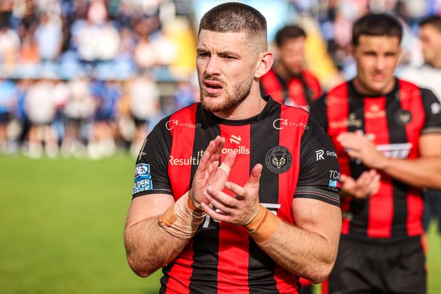 Danny Walker of Warrington Wolves applauds the fans after the game during the Betfred Super League round 26 match Wakefield Trinity vs Warrington Wolves at DIY Kitchens Stadium, Wakefield, United Kingdom on 05 September 2026

(Photo by Alfie Cosgrove/News Images)