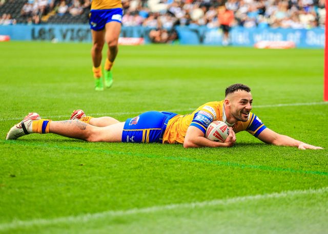 Jake Connor of Leeds Rhinos goes over for a try  during the Betfred Super League Round 24 match Hull FC vs Leeds Rhinos at MKM Stadium, Hull, United Kingdom, 30th August 2025

(Photo by Richard Bierton/News Images)