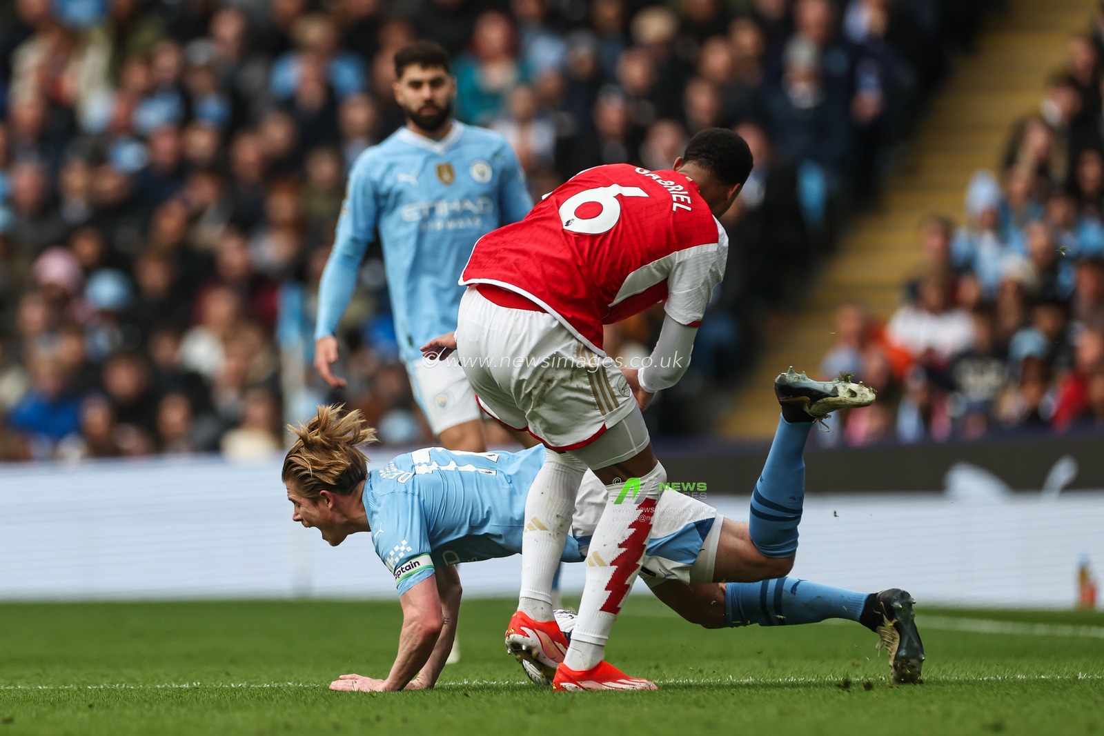 Kevin De Bruyne of Manchester City is fouled by Gabriel of Arsenal during the Premier League match Manchester City vs Arsenal at Etihad Stadium, Manchester, United Kingdom, 31st March 2024

(Photo by Mark Cosgrove/News Images)