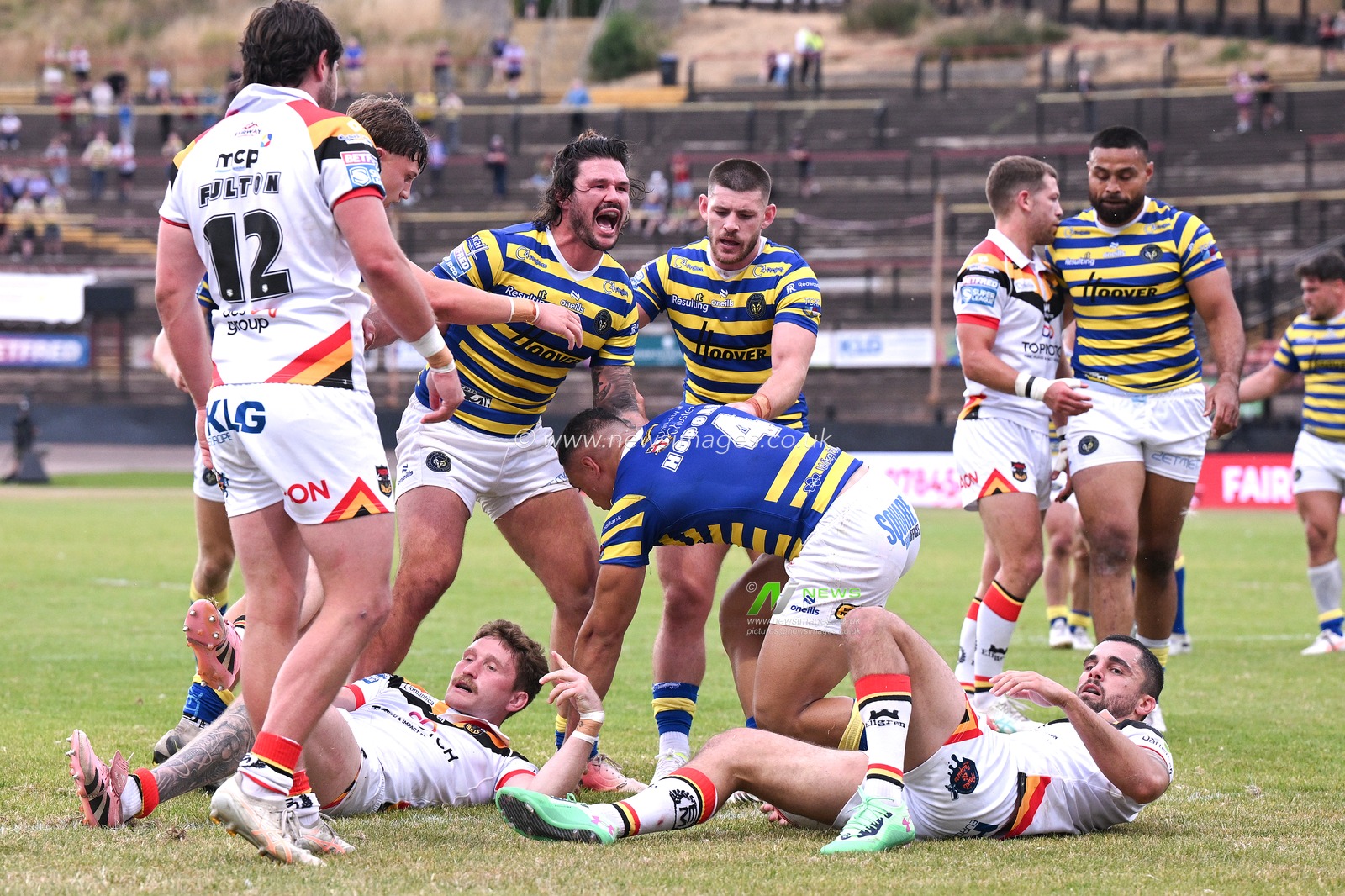 Albert Hopoate of Warrington Wolves celebrates scoring his team's second try with teammates during the Betfred Super League round 22 match Bradford Bulls vs Warrington Wolves at Odsal Stadium, Bradford, United Kingdom on 08 August 2026

(Photo by Ben Roberts/News Images)