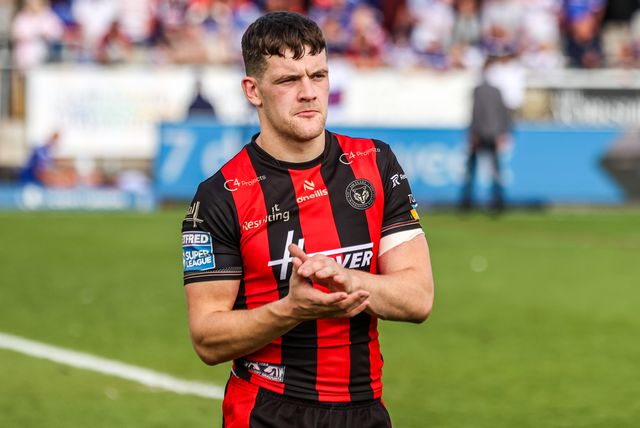 Josh Thewlis of Warrington Wolves applauds the fans after the game during the Betfred Super League round 26 match Wakefield Trinity vs Warrington Wolves at DIY Kitchens Stadium, Wakefield, United Kingdom on 05 September 2026

(Photo by Alfie Cosgrove/News Images)