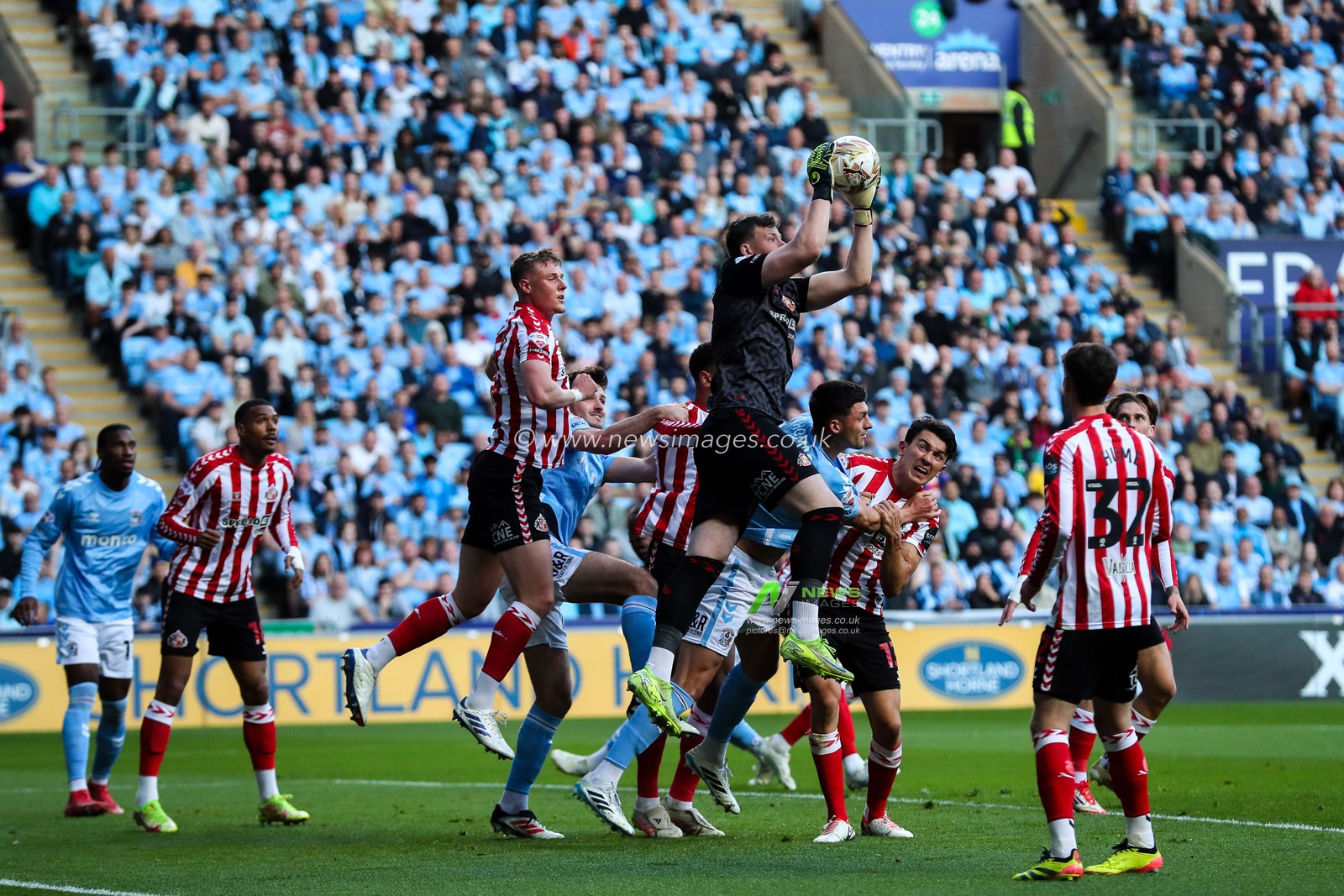 Anthony Patterson of Sunderland catches the high ball during the Sky Bet Championship Palyoff Semi-final match Coventry City vs Sunderland at Coventry Building Society Arena, Coventry, United Kingdom, 9th May 2025

(Photo by Gareth Evans/News Images)
