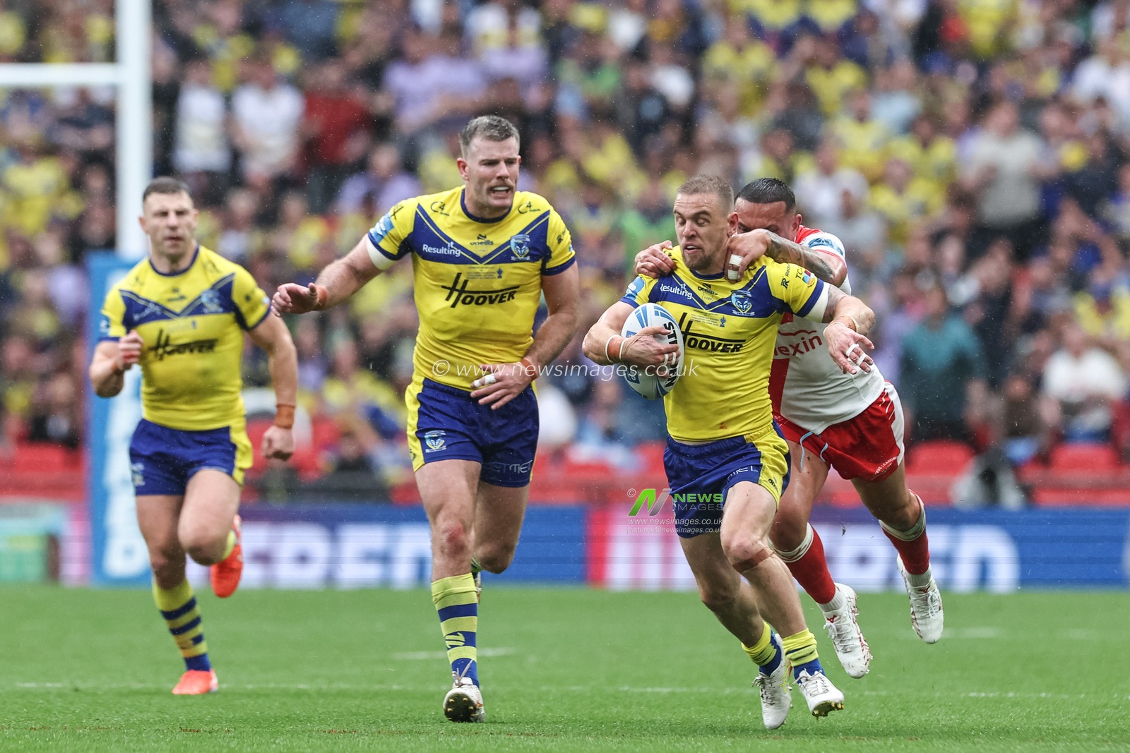 Matt Dufty of Warrington Wolves breaks with the ball with Elliot Minchella of Hull KR on his shoulders during the Betfred Challenge Cup Final Warrington Wolves vs Hull KR at Wembley Stadium, London, United Kingdom, 7th June 2025

(Photo by Mark Cosgrove/News Images)