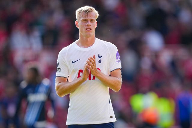 Jan Paul van Hecke of Tottenham Hotspur applauds the fans after the final whistle  during the Premier League match Nottingham Forest vs Tottenham Hotspur at City Ground, Nottingham, United Kingdom on 05 September 2026

(Photo by Maynard Manyowa/News Images)