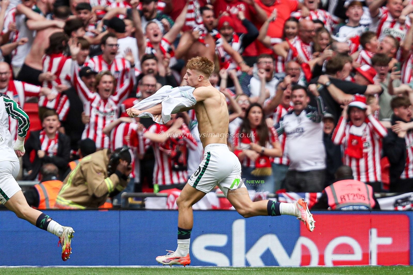Tom Watson of Sunderland celebrates after making it 2-1 during the Sky Bet Championship Playoff Final match Sheffield United vs Sunderland at Wembley Stadium, London, United Kingdom, 24th May 2025

(Photo by Izzy Poles/News Images)