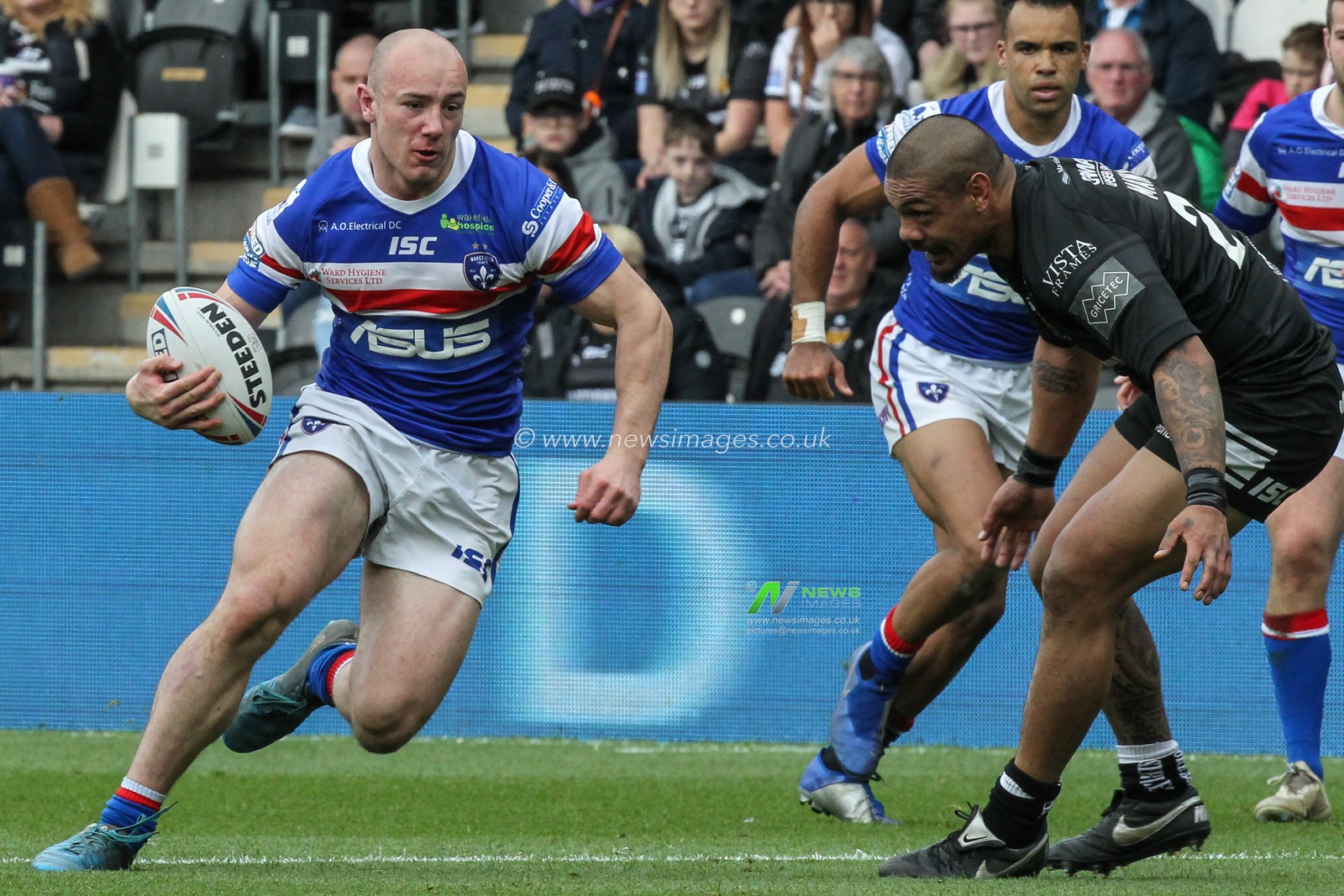 28th April 2019 , KCOM Stadium, Hull, England; Betfred Super League, Round 13, Hull FC vs Wakefield Trinity ; Lee Kershaw (29) of Wakefield Trinity runs with the ball


Credit: David Greaves/News Images
