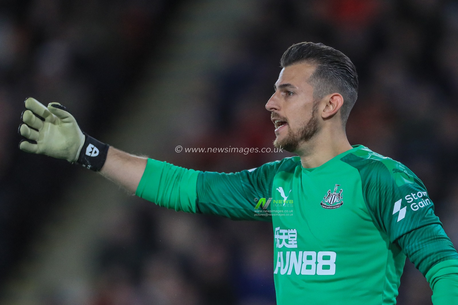 5th December 2019, Bramall Lane, Sheffield, England; Premier League, Sheffield United v Newcastle United : Martin Dubravka (1) of Newcastle United gives his team instructions 

Credit: Mark Cosgrove/News Images